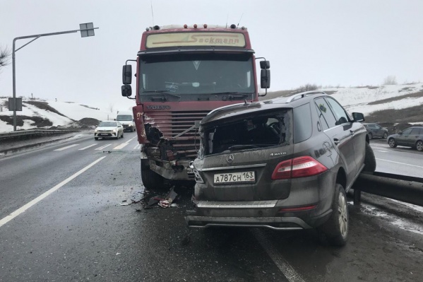 У иномарки снесло половину салона У иномарки снесло половину салона