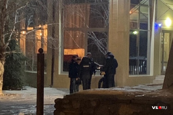 Драка началась рядом со входом в бар Драка началась рядом со входом в бар