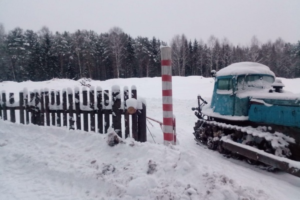 На въезде на полигон в Спирковской стоит трактор арендатора, мусоровозы проезжали через пространство рядом с ним<br> На въезде на полигон в Спирковской стоит трактор арендатора, мусоровозы проезжали через пространство рядом с ним<br>