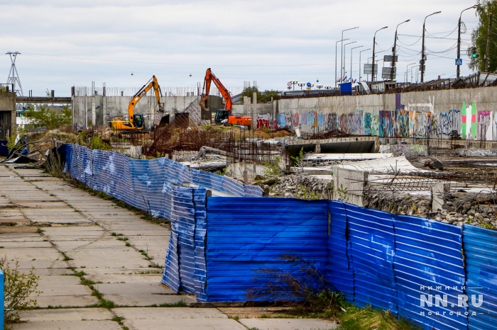 Нижегородец предложил сделать из синего забора памятник, как из Берлинской стены
