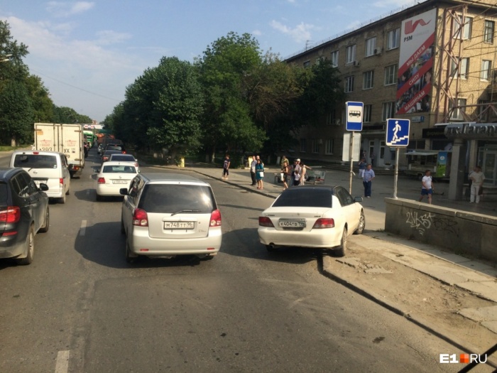 Водитель бросил машину на въезде на остановку Водитель бросил машину на въезде на остановку