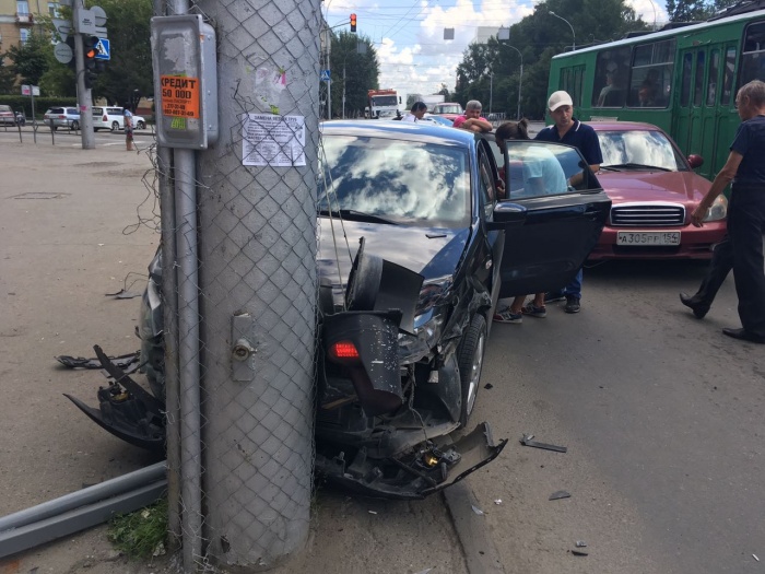 В аварии не пострадали люди, но разбиты машины В аварии не пострадали люди, но разбиты машины