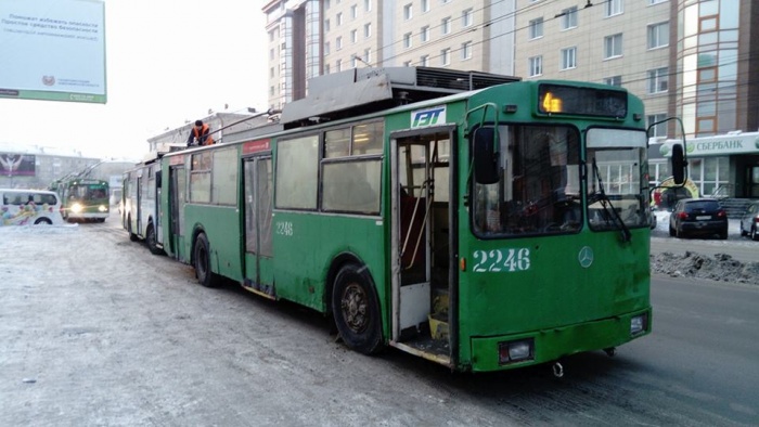 Десятки троллейбусов встали друг за другом Десятки троллейбусов встали друг за другом
