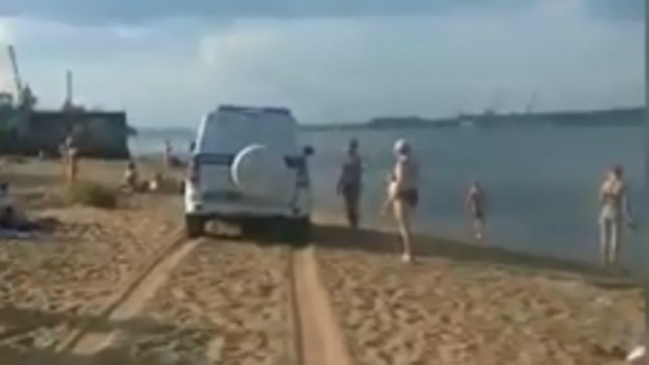 «Мчался, не сбавляя газа»: ярославец снял на видео гоняющих по пляжу полицейских