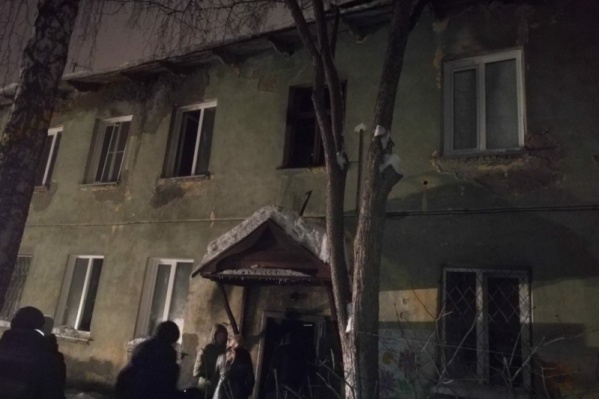 Пожарных на место происшествия вызвали в 11-м часу вечера среды Пожарных на место происшествия вызвали в 11-м часу вечера среды