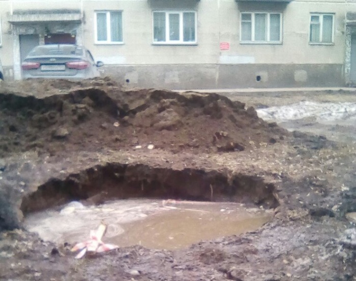 Огромная яма находится на детской площадке на улице Лейтенанта Амосова Огромная яма находится на детской площадке на улице Лейтенанта Амосова