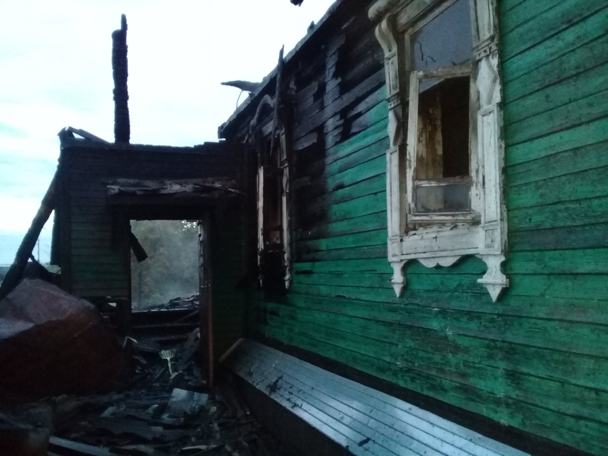 Дом полыхал четыре часа: в Ярославском районе в пожаре погибла женщина