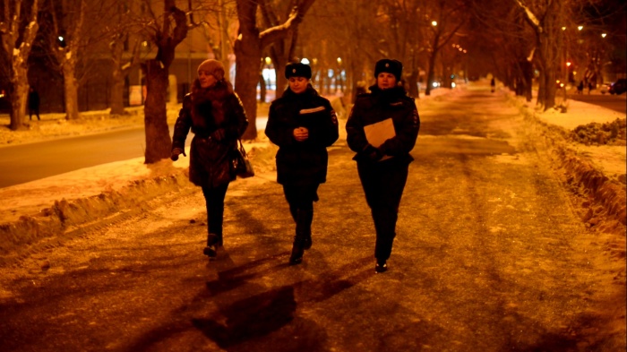 Полицейские обходят места, где по ночам могут тусить подростки, и приходят в гости к тем, кто стоит на учёте Полицейские обходят места, где по ночам могут тусить подростки, и приходят в гости к тем, кто стоит на учёте