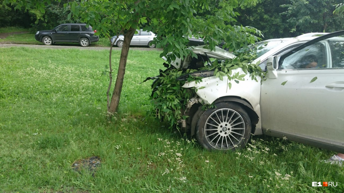 На ВИЗе пьяная девушка за рулём Lexus c красивым номером снесла три дерева  и дорожное ограждение | 05.07.2018 | Екатеринбург - БезФормата