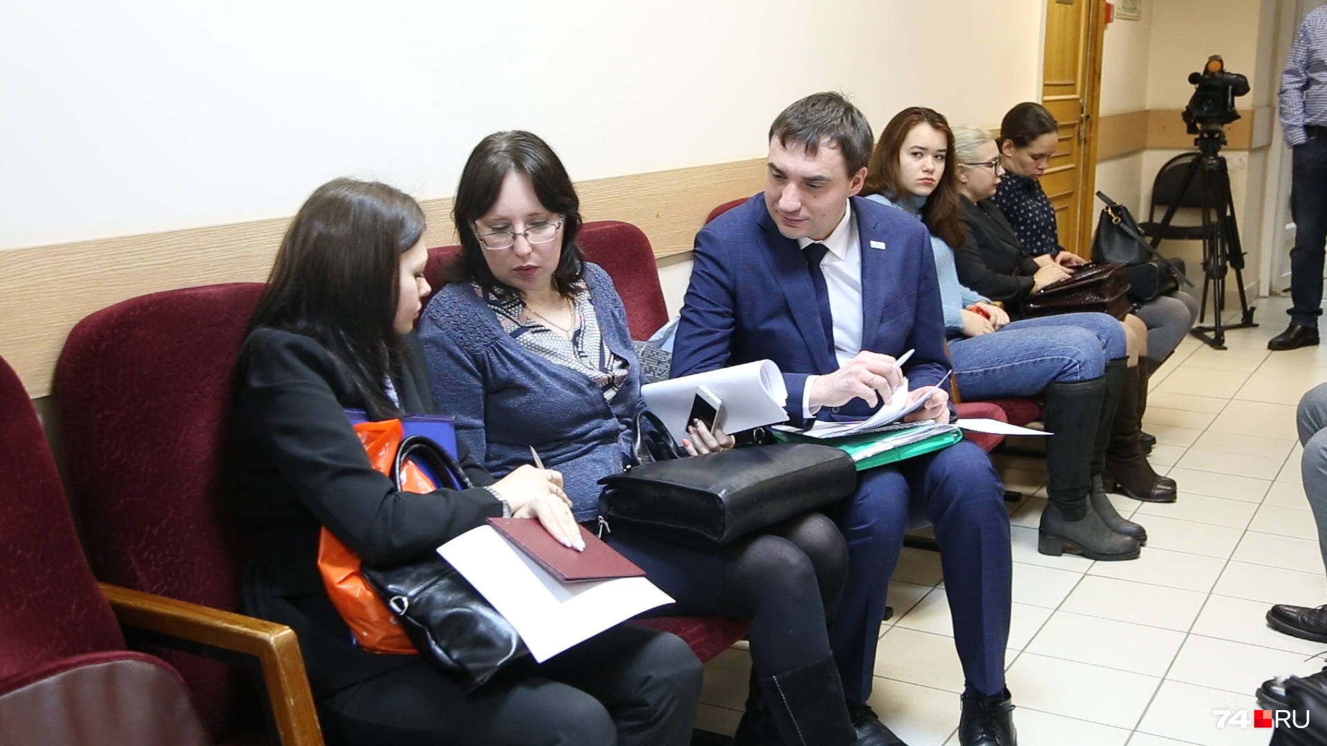 В суд уполномоченный пришёл с двумя защитниками В суд уполномоченный пришёл с двумя защитниками
