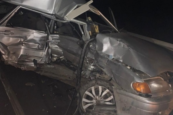 От удара отечественное авто сложило пополам От удара отечественное авто сложило пополам
