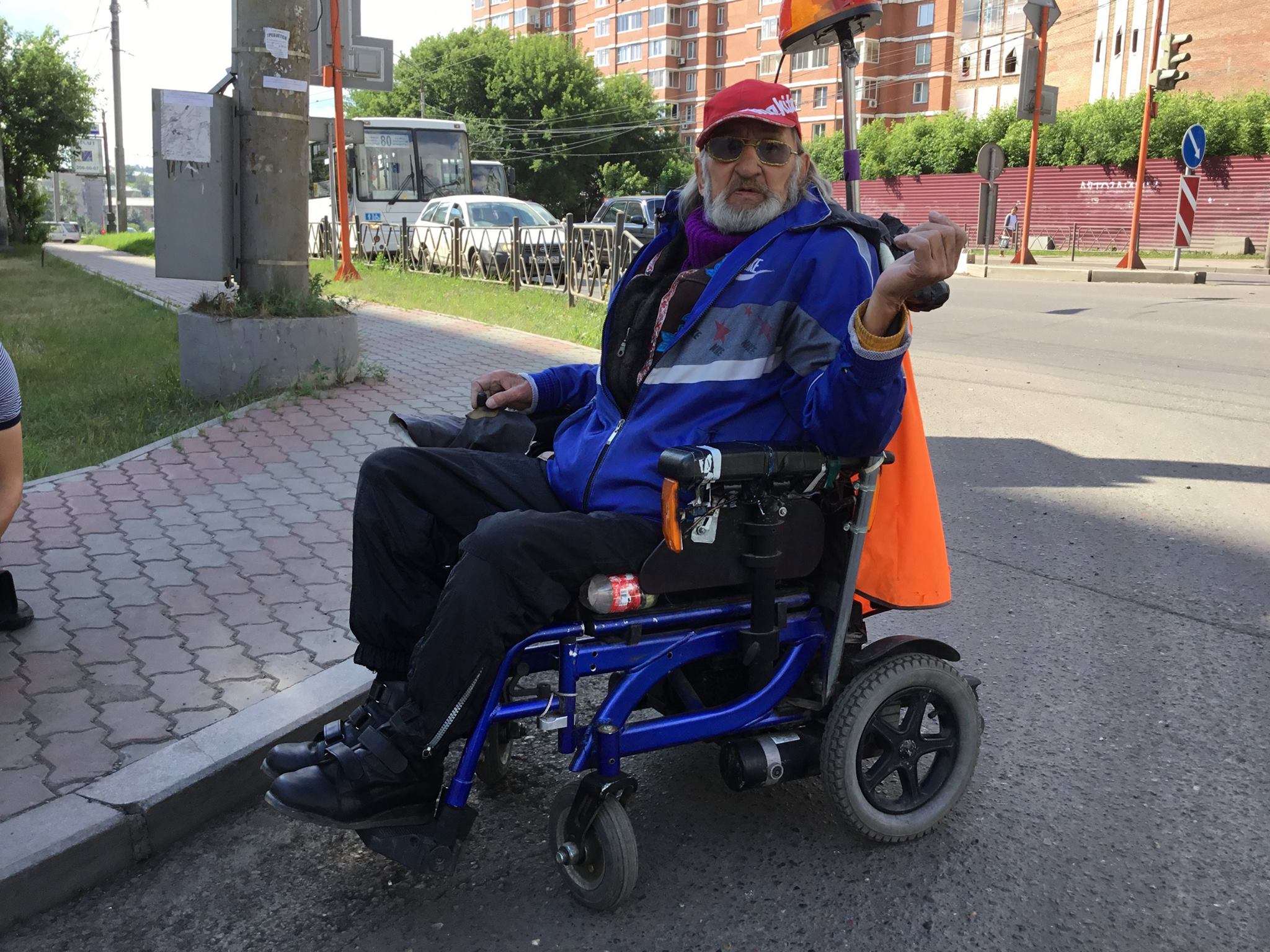 Владимир Журат расколотил бордюр, на который три года жаловался чиновникам Владимир Журат расколотил бордюр, на который три года жаловался чиновникам
