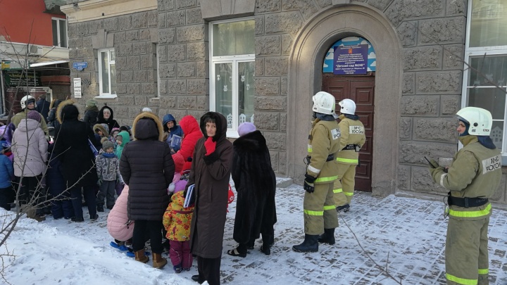 Россия в эвакуации: в городах вновь рассылают массовые письма о минировании