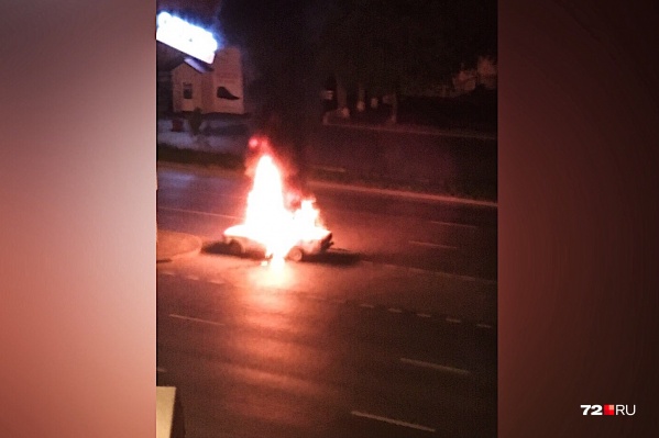 Погибших и пострадавших на пожаре нет. Автомобиль восстановлению не подлежит Погибших и пострадавших на пожаре нет. Автомобиль восстановлению не подлежит