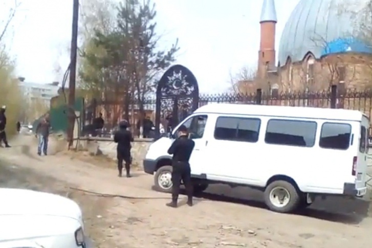 Полицейские и наряды ОМОН более 4 часов проверяют прихожан мечети на ул. Красина