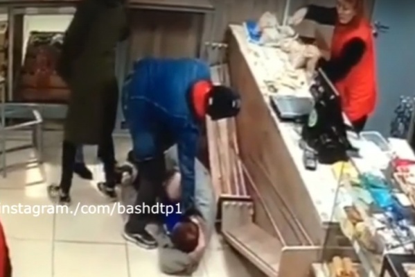 Помогли девушке посетители Помогли девушке посетители