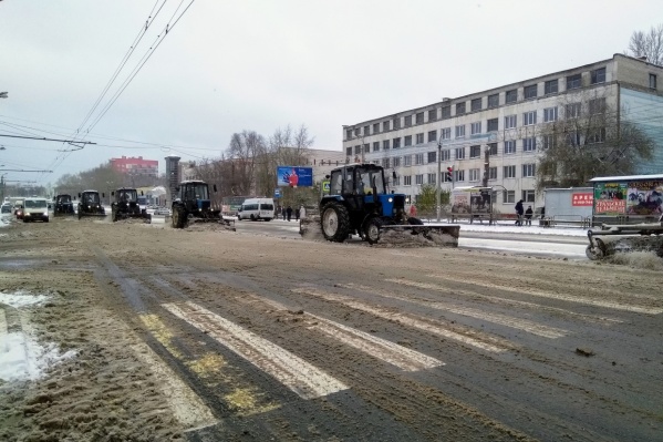 Новые технологии по содержанию дорог зимой, наверное, когда-нибудь дойдут и до Челябинска. А пока вот это вот всё Новые технологии по содержанию дорог зимой, наверное, когда-нибудь дойдут и до Челябинска. А пока вот это вот всё 