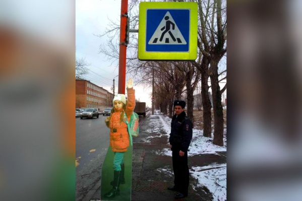 Макет ребёнка в полный рост у перехода на Курчатова Макет ребёнка в полный рост у перехода на Курчатова