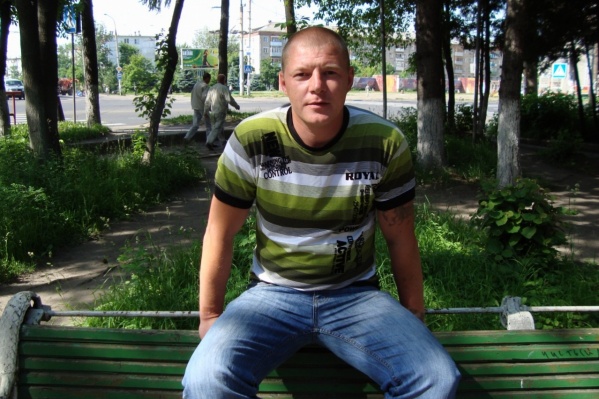 Мужчину избили двое парней Мужчину избили двое парней
