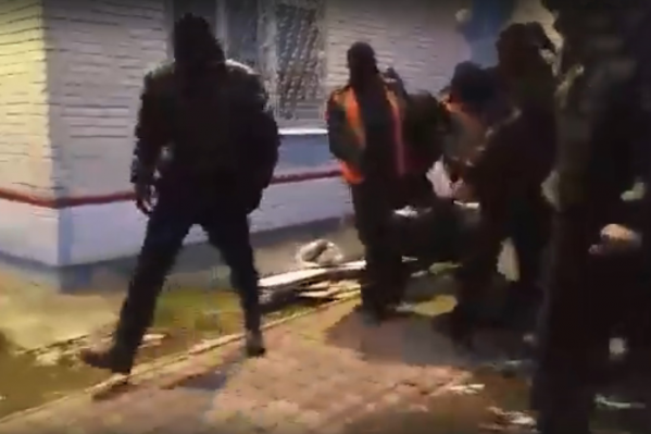Потасовка между активистами и сотрудниками ЧОПа <a href="https://29.ru/text/incidents/66268648/" target="_blank" class="_">произошла 12 октября</a>. Это кадр, на котором охранники несут пострадавших коллег к поезду Потасовка между активистами и сотрудниками ЧОПа <a href="https://29.ru/text/incidents/66268648/" target="_blank" class="_">произошла 12 октября</a>. Это кадр, на котором охранники несут пострадавших коллег к поезду