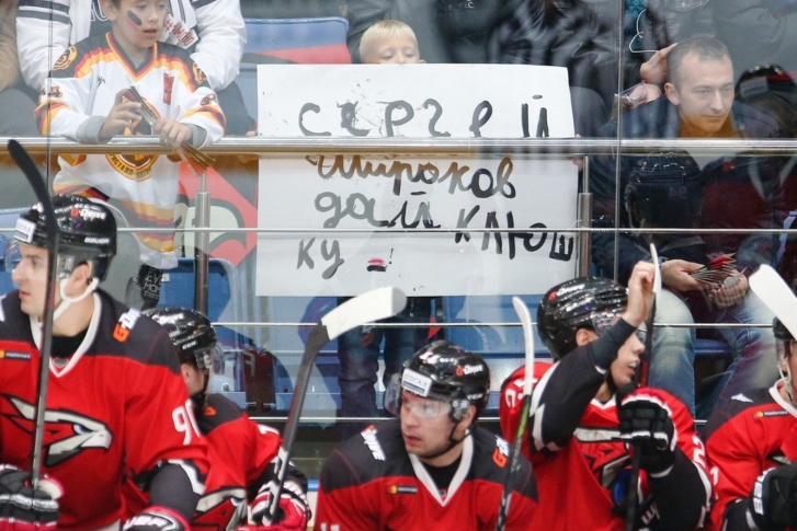 Стоило Сергею Широкову подарить в Астане клюшку своей маленькой фанатке, как дети тут же поняли, где собака зарыта Стоило Сергею Широкову подарить в Астане клюшку своей маленькой фанатке, как дети тут же поняли, где собака зарыта