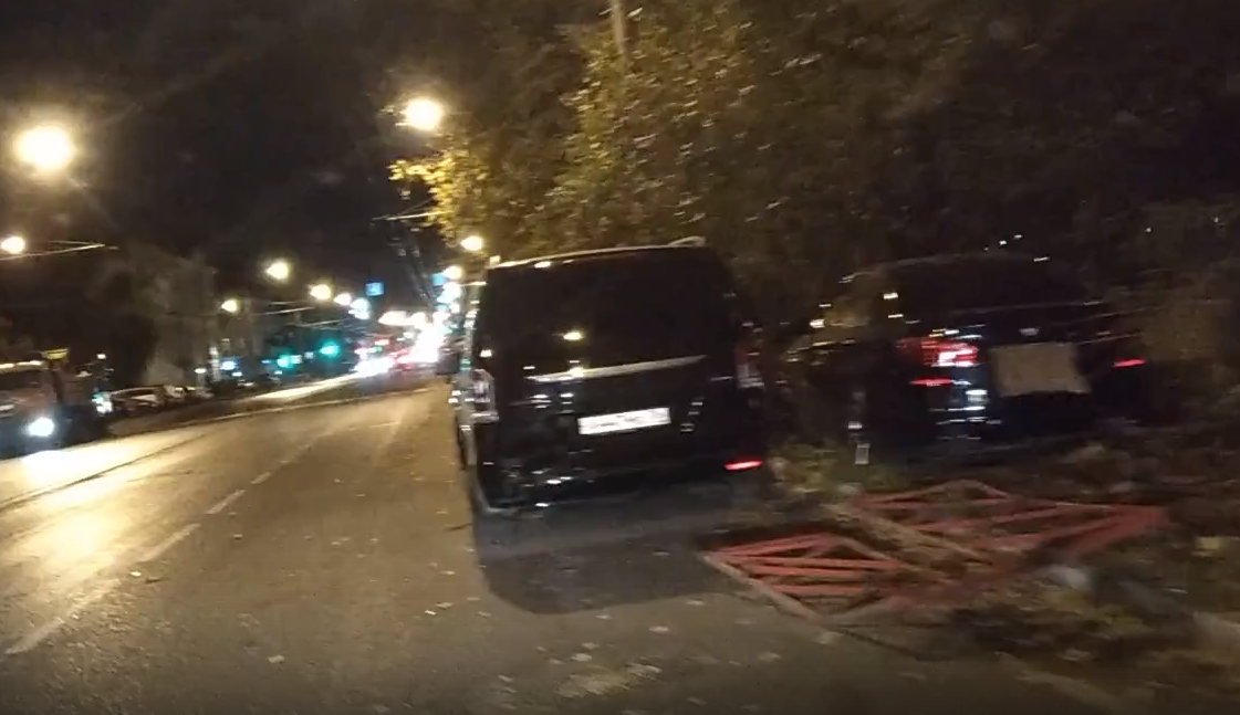 Иномарка проломила забор в центре Ярославля: видео
