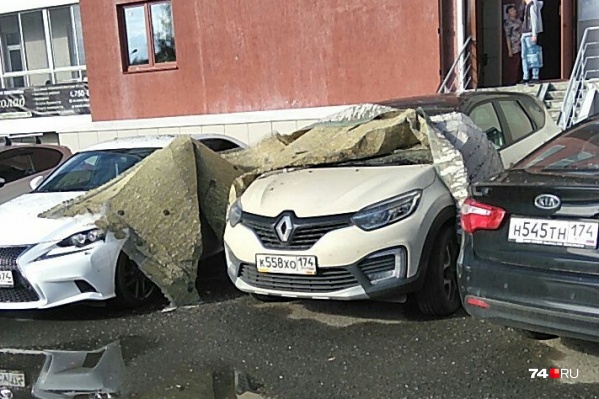 По словам очевидцев, у одной машины оказалась помята крыша По словам очевидцев, у одной машины оказалась помята крыша