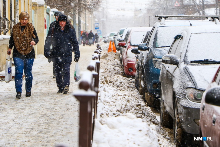 Припаркованные автомобили, особенно на узких улочках в центре, не дают работать снегоуборочной технике