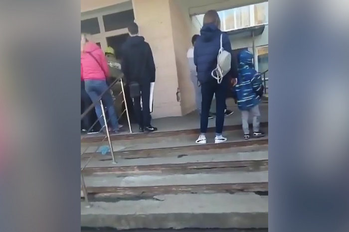 Из поликлиники вывели посетителей Из поликлиники вывели посетителей