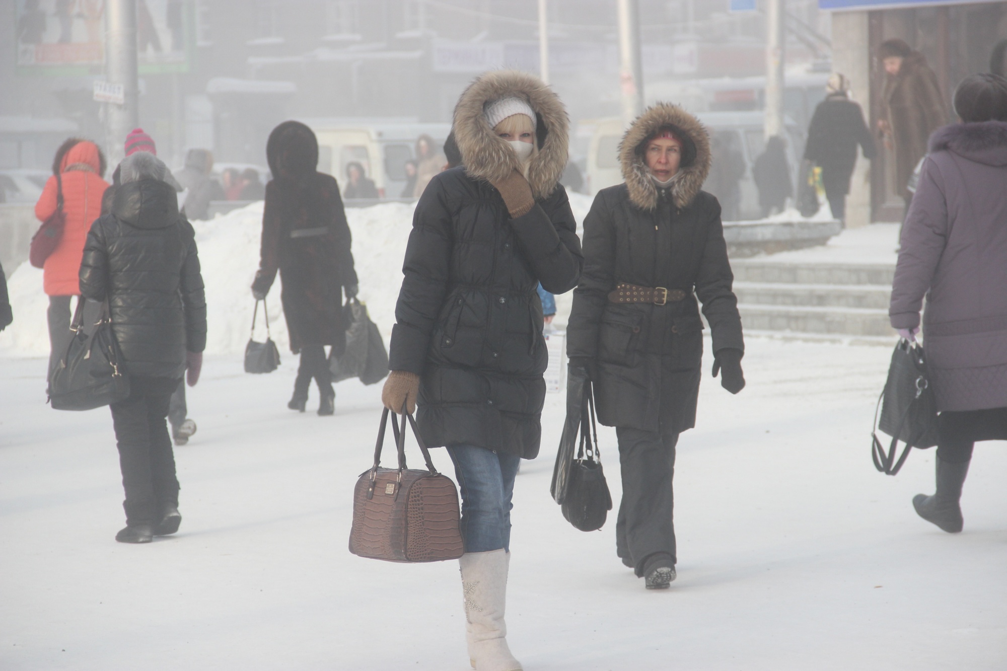 Сильные морозы в новосибирске. Люди зимой. Люди в городе зимой. Зимний житель. Новосибирск зимой люди.