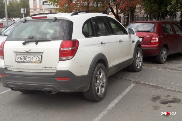 Владелец этого Chevrolet Captiva явно не дружит с глазомером — он перекрыл тротуар между парковочными слотами. Но наш чемпион — ниже Владелец этого Chevrolet Captiva явно не дружит с глазомером — он перекрыл тротуар между парковочными слотами. Но наш чемпион — ниже