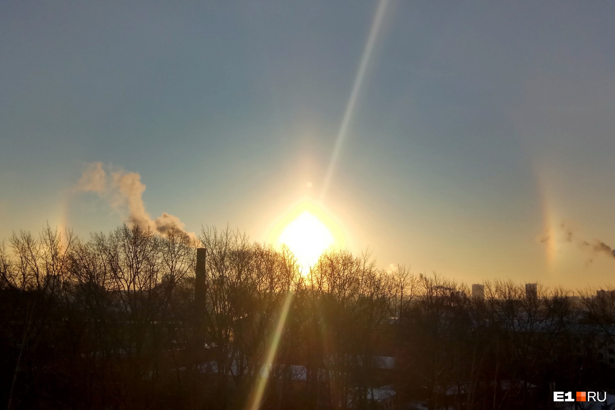 Из-за мороза екатеринбуржцы сегодня увидели два солнца