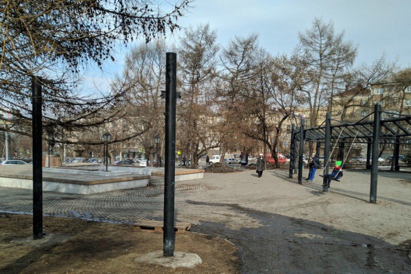 О новых качелях в сквере напоминают лишь два столбика О новых качелях в сквере напоминают лишь два столбика