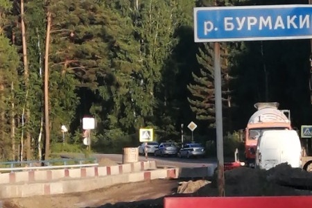 Машину остановили рядом с двумя экипажами Машину остановили рядом с двумя экипажами 