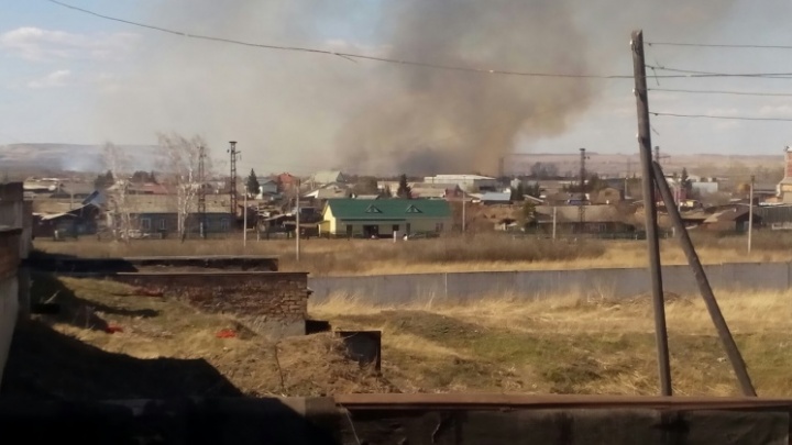 Вторая за неделю волна пожаров накрыла Канск. Жители заполонили соцсети кадрами горящего города