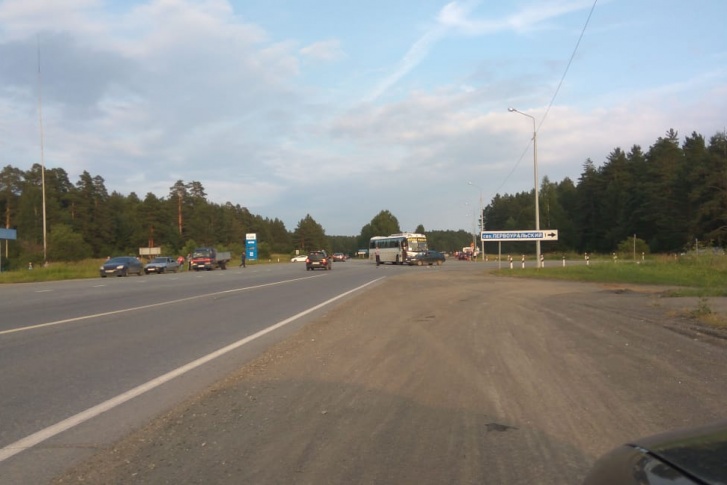 Пассажиров автобуса забирали проезжавшие мимо водители Пассажиров автобуса забирали проезжавшие мимо водители