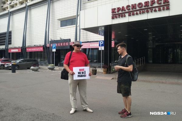 Люди рассредоточились по разным частям площади Люди рассредоточились по разным частям площади 