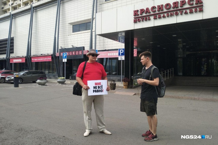 Люди рассредоточились по разным частям площади Люди рассредоточились по разным частям площади