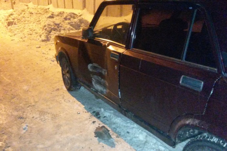У машины помяли дверь, но зато вложили в неё деньги на ремонт У машины помяли дверь, но зато вложили в неё деньги на ремонт