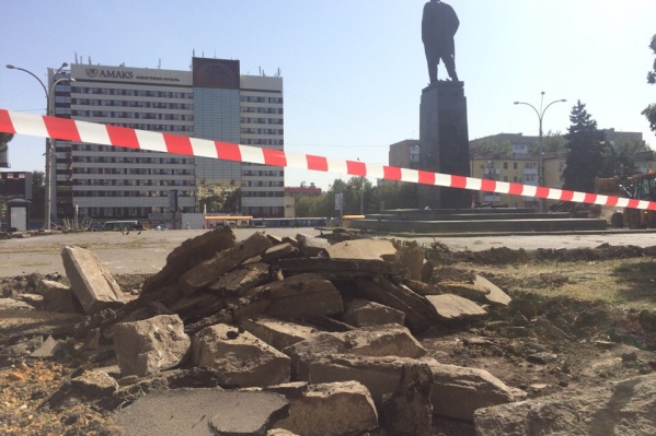 На площади Ленина спилили деревья и начали убирать старую плитку На площади Ленина спилили деревья и начали убирать старую плитку