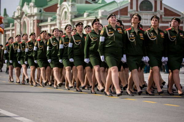Женщины-военнослужащие на параде в 2017 году Женщины-военнослужащие на параде в 2017 году