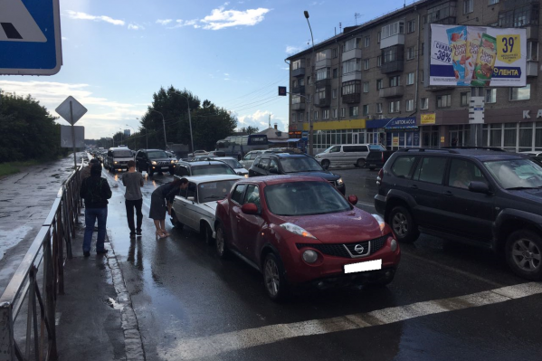 Водитель ВАЗ-2106 протаранил Nissan Juke Водитель ВАЗ-2106 протаранил Nissan Juke 