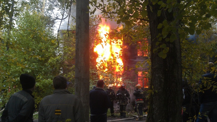 «Дом нежилой»: на Северодвинской улице в Архангельске загорелась двухэтажная деревяшка