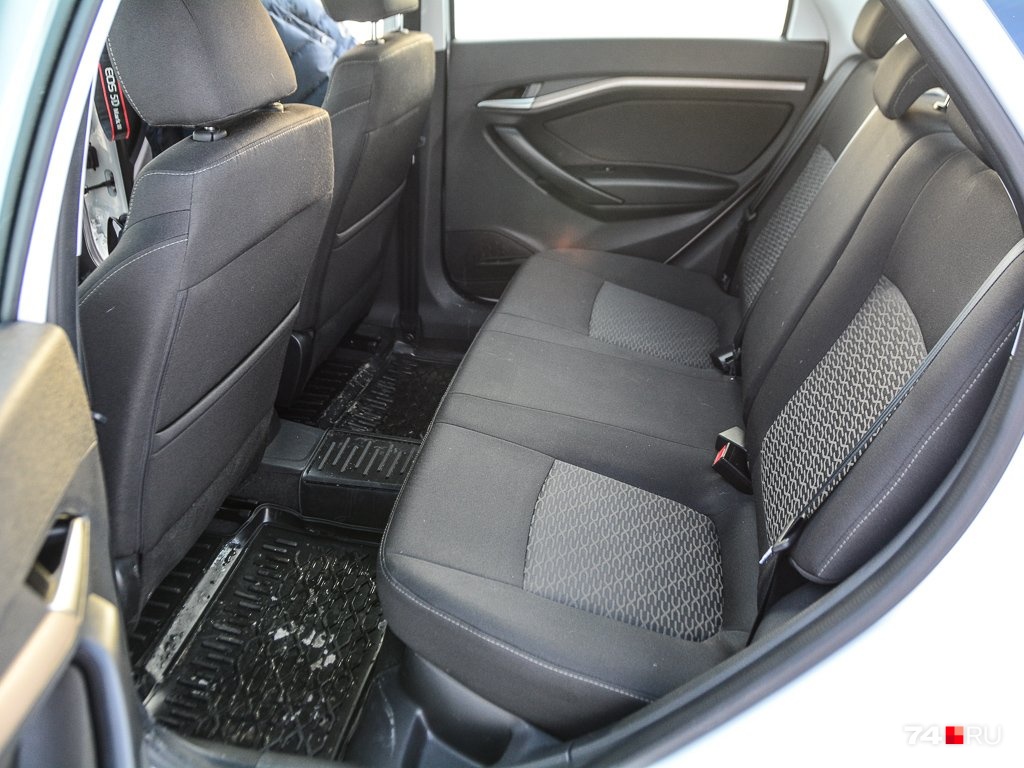 Для своего класса (В/С) у Vesta довольно просторные задние сиденья, но Camry больше на два класса, поэтому комфортнее для задних пассажиров Для своего класса (В/С) у Vesta довольно просторные задние сиденья, но Camry больше на два класса, поэтому комфортнее для задних пассажиров