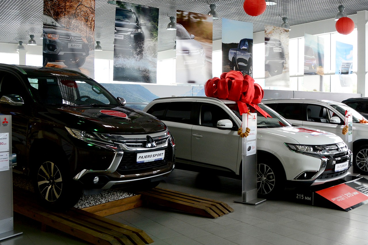 С 29 декабря Mitsubishi Pajero Sport стоит от 2,339 миллиона рублей (на машины 2017 года скидка 100 тысяч), а лидер продаж марки Outlander — от 1,659 миллиона рублей, но можно сэкономить 50 тысяч, купив дорестайлинговую версию С 29 декабря Mitsubishi Pajero Sport стоит от 2,339 миллиона рублей (на машины 2017 года скидка 100 тысяч), а лидер продаж марки Outlander — от 1,659 миллиона рублей, но можно сэкономить 50 тысяч, купив дорестайлинговую версию