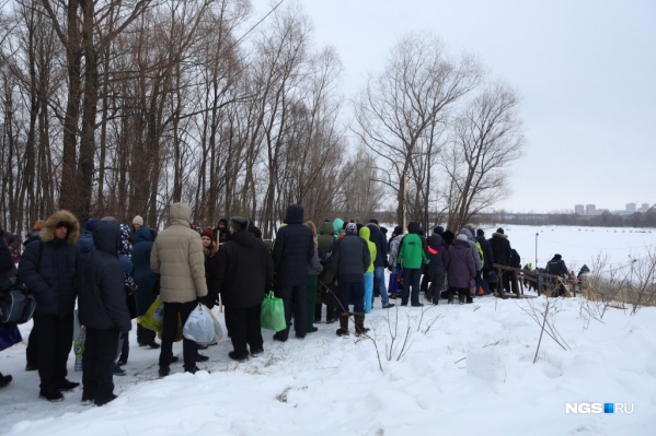 В начале очереди стоят по полчаса, но она увеличивается и дальше В начале очереди стоят по полчаса, но она увеличивается и дальше
