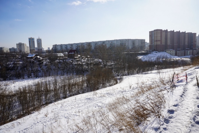 Вдоль реки должна пройти новая улица, но местные жители считают, что она городу нужна меньше, чем парк Вдоль реки должна пройти новая улица, но местные жители считают, что она городу нужна меньше, чем парк