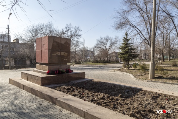 Рядом с одним общим памятником погибших хотят поставить второй Рядом с одним общим памятником погибших хотят поставить второй