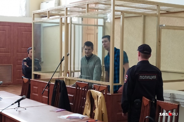 Двое обвиняемых «революционеров» — Ян Сидоров (слева) и Влад Мордасов Двое обвиняемых «революционеров» — Ян Сидоров (слева) и Влад Мордасов