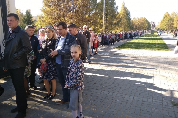У Троице-Владимировского собора на Западном жилмассиве собрались прихожане, которые хотят поклониться мощам святого Луки У Троице-Владимировского собора на Западном жилмассиве собрались прихожане, которые хотят поклониться мощам святого Луки